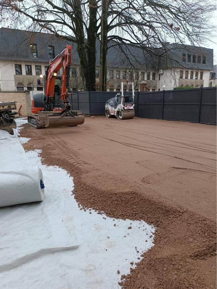 Engins vrd pour création chemins et cours Bourges